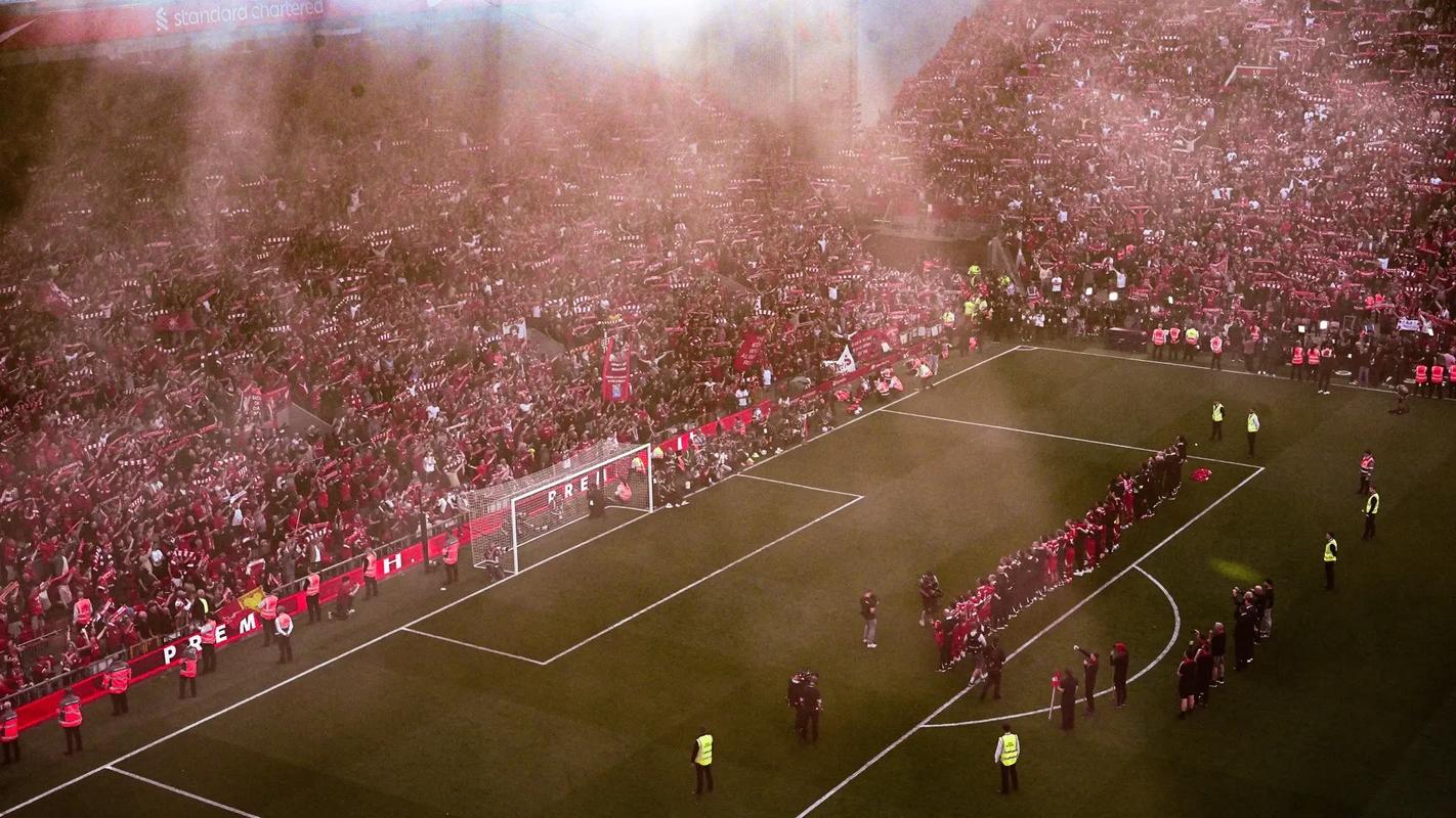 送别队长，浙江球迷打出两幅tifo致敬弗兰克（队长告别夜，浙江球迷以双TIFO致敬弗兰克）