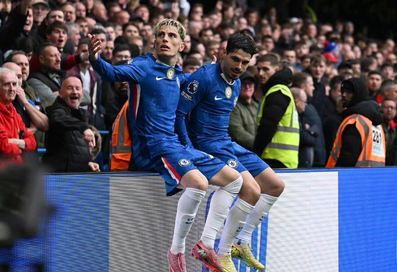 米兰跟队：米兰双雄探讨出售圣西罗冠名权，每年2000-3000万欧（随队记者：米兰双雄商议出售圣西罗冠名权，年收入预计2000-3000万欧）