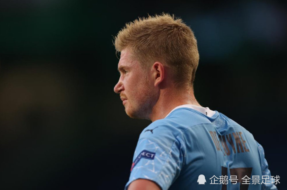 科曼称赞阿尔克马尔19岁中场斯密特：他身上的特质像佩德里（科曼点赞阿尔克马尔19岁新星斯密特：身上有佩德里的影子）