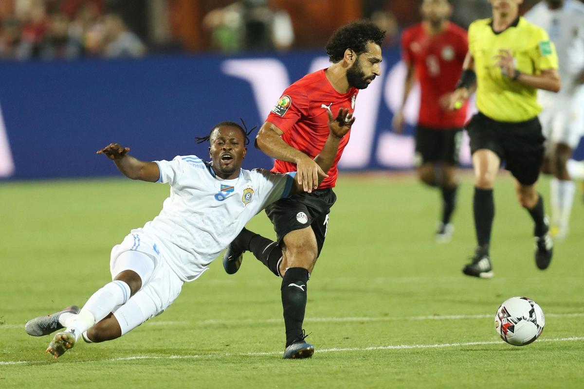 维尼修斯和阿森纳U16球员合影，2米法国门将抢镜（维尼修斯与阿森纳U16合照，2米法国门将成焦点）