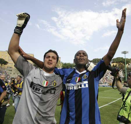 拜仁再度横扫对手，领先德甲积分榜（拜仁再献大胜，稳居德甲榜首）