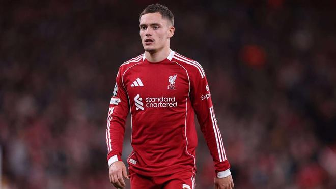 亚泰为客场全勤球迷颁发纪念证书，谭龙、徐浩峰等人参与颁奖（谭龙、徐浩峰等为亚泰客场全勤球迷颁发纪念证书）