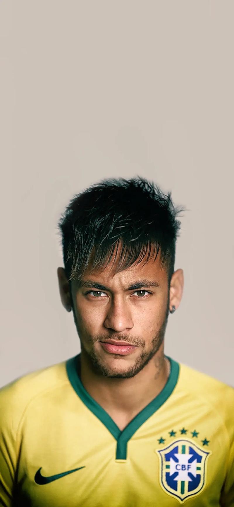 太阳报：麦克托米奈领意甲最佳球员奖，被女友透视着装抢风头（太阳报：麦克托米奈加冕意甲最佳，女友透视造型抢尽风头）