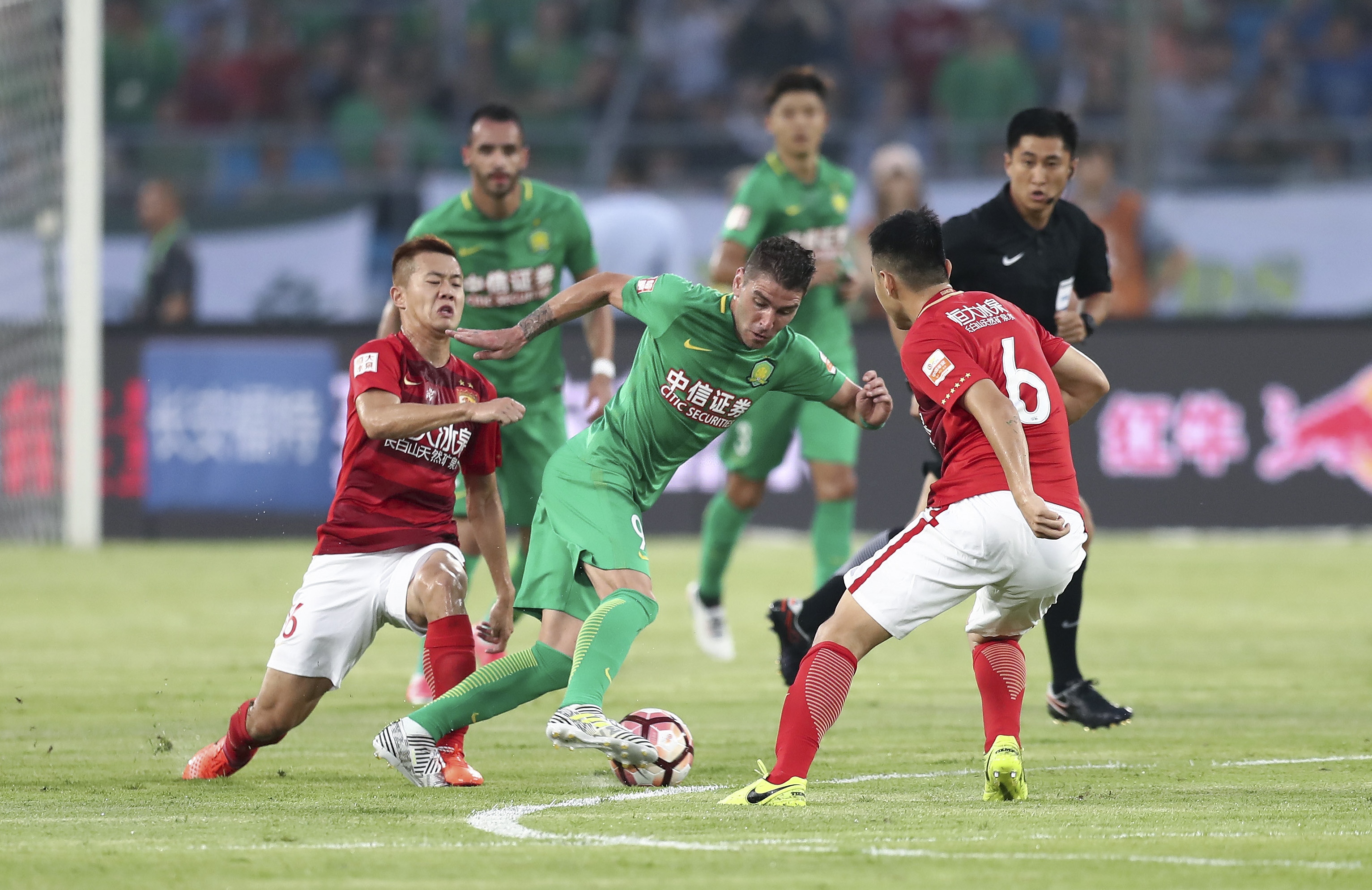 BBC：芝加哥火焰与莱万就转会展开积极谈判，球员愿意加盟（据BBC报道，芝加哥火焰与莱万就转会深入洽谈，球员倾向加盟）